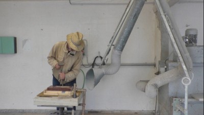 Bildrechte: (C) me. Vinzenz Maria Hoppe, 2022<br /><br />Abb. 1: In einer freundlicherweise für die temporäre Nutzung zur Verfügung gestellten Werkstatt wurde eine Belastungserprobung an Steinbearbeitungswerkzeugen aus verschiedenen Metallen und teilweise Metallzusammensetzungen (Legierungen) am Werkstück HS/3 (Finnischer Granit; Migmatit) erprobt. (Das Natursteinwerk, dass die Werkstatt zur Verfügung gestellt hat, wird in der in Ausarbeitung befindlichen Dokumentation noch namentlich gebührend erwähnt, wenn gewünscht).