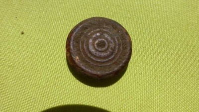 kopie 2.JPG (55.7 KiB) 10708 mal betrachtet Ein Spielstein aus Knochen.