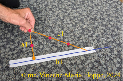 [Bildrechte: © me. Vinzenz Maria Hoppe, 2024]<br /><br />Proportionsermittlung der Cheopspyramide über Kantenlängeneinmessung:<br /><br />Mit einem simplen Schnurmesstrick lassen sich die Proportionen der Cheopspyramide auffällig exakt ermitteln. Hierfür wird lediglich ein Schnurlot mit 5 gleichlangen Schnurteilstrecken bei einer Schnurstreckenunterteilung von 3 : 2 Strecken am Untergrund fixiert. Das Lotgewicht bildet dabei den Kreismittelpunkt eines Konstruktionskreises, während der Endknoten der Lotschnur den Kreisumfang abgreift. Wird auf diese Art und Weise eine Kreisfigur mit einbeschriebener Quadratfigur konstruiert, erzeugt die Modellvorlage laut meiner Theorie sämtliche für die Planung und Einmessung der Cheopspyramide relevanten Daten. Die Grundseitenlänge der einbeschriebenen Quadratfigur ergibt sich dabei durch die Streckenkonstellation der sich ergebenden Dreiecksfigur. Die dich dabei ergebenden Strecken, die durch die Schnurfigur und den Streckenaufriss der Diagonale am Zeichen-Untergrund entstehen sind (Irrtümer trotz sorgfältiger Prüfung vorbehalten, jede Nutzung der hier geschilderten Zusammenhänge auf eigenes Risiko und frei von jeglicher Haftung seitens des Verfassers.):<br /><br />Strecken der sich ergebenden Dreiecksfigur (als vertikale Querschnittsfigur in der Quadratfigurdiagonalen):<br />a1 = Pyramidenhöhe, 2 Teilstrecken (oder auch rechnerisch 2 * 14 = 28 Einheiten)<br />b1 = Diagonalstrecke (halbierte Diagonale der Quadratfigur der Pyramidenbasis)<br />c1 = Kantenlänge der Pyramide, 3 Teilstrecken oder auch 3 * 14 Einheiten)<br /><br />daraus würde resultieren:<br />Pyramidenhöhe zu Pyramidenkantenlänge = 2 : 3 oder auch (2 * 140) : (3 * 140) Ellen = 280 Ellen (Höhe) : 420 Ellen (Kantenlänge)<br /><br />Für die Erzeugung der Proportionen der Cheopspyramide; z.B. in nachahmenden Bauweisen; ist es dabei nicht einmal erforderlich, einen solchen (oder einen ähnlichen) Aufriss herzustellen: für die Imitation der Proportionen der Cheopspyramide genügen die (wie im Haupttext beschriebenen) Einmessmethoden mit der Ermittlung der exakt halbierten Höhe einer aufgelagerten bzw. zu verbauenden Steinblockschicht und deren anschließebnde Verdreifachung für die Einmessung über die Kante (Diagonaleinmessung im Grundriss, siehe Graefe, jedoch proportionstechnisch abweichend).<br />- - -<br />[ENGLISH:]<br />[Image rights: © me. Vinzenz Maria Hoppe, 2024]<br /><br />Determining the proportions of the Cheops pyramid by measuring the edge lengths:<br /><br />With a simple string measuring rope, the proportions of the Cheops pyramid can be determined with striking precision. To do this, a plumb line with 5 equal lengths of string is simply fixed to the ground with a cord division of 3:2. The plumb line weight forms the center of a construction circle, while the end node of the plumb line measures the circumference of the circle. If a circular figure with an inscribed square figure is constructed in this way, the model template generates, according to my theory, all the data relevant for planning and measuring the Cheops pyramid. The base side length of the inscribed square figure is determined by the line constellation of the resulting triangular figure. The resulting lines, which are created by the string figure and the line outline of the diagonal on the drawing background (errors excepted despite careful examination, any use of the relationships described here is at your own risk and free of any liability on the part of the author.):<br /><br />Lines of the resulting triangular figure (as a vertical cross-sectional figure in the square figure diagonal):<br /><br />a1 = pyramid height, 2 partial lines (or mathematically 2 * 14 = 28 units)<br /><br />b1 = diagonal line (halved diagonal of the square figure of the pyramid base)<br /><br />c1 = edge length of the pyramid, 3 partial lines or 3 * 14 units)<br /><br />this would result in:<br /><br />pyramid height to pyramid edge length = 2 : 3 or (2 * 140) : (3 * 140) cubits = 280 cubits (height) : 420 cubits (edge ​​length)<br /><br />For the creation of the Proportions of the Cheops pyramid; e.g. in imitative construction methods; it is not even necessary to produce such (or a similar) elevation: for the imitation of the proportions of the Cheops pyramid, the measuring methods (as described in the main text) are sufficient, with the determination of the exact halved height of a layer of stone blocks that is laid on top or to be built up and its subsequent tripling for the measurement over the edge (diagonal measurement in the ground plan, see Graefe, but differing in terms of proportions).