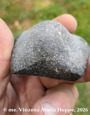 © me. Vinzenz Maria Hoppe, 2026<br /><br />Pitch-marked basalt blank for the production of a scarab gem based on ancient Egyptian examples (recreation / original interpretation).<br /><br />- - -<br /><br />Bepickter Rohling aus Basalt für die Herstellung einer Skarabäusd-Gemme nach altägyptischen Vorbilder (Nachempfindung / Eigenkreation).