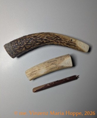 Abb. / Img 1: Geweihstange (Abwurfstange mit zirkulären <br />Einkratzungen; Werkzeugmaterialien: Flint und Kupfer<br />- - -<br />Antler tine (shed antler with circular incisions; tool materials: flint and copper.<br />- - -<br />Bildrechte / Image rights:<br />© me. Vinzenz Maria Hope, Germany, 2026