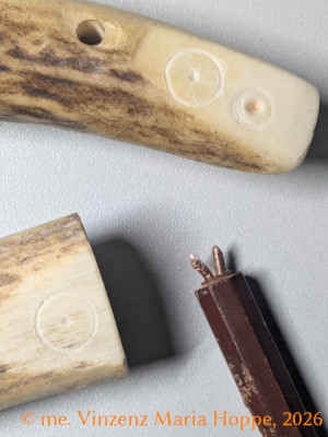 Abb. / Img 2: Geweihstange (Abwurfstange mit zirkulären <br />Einkratzungen; Werkzeugmaterialien: Kupfer und Flint<br />- - -<br />Antler tine (shed antler with circular incisions; tool materials: flint and copper<br />- - -<br />Bildrechte / Image rights:<br />© me. Vinzenz Maria Hope, Germany, 2026