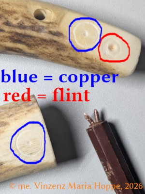Abb. / Img 3: Geweihstange (Abwurfstange mit zirkulären <br />Einkratzungen; Werkzeugmaterialien: Kupfer u. Flint<br />- - -<br />Antler tine (shed antler with circular incisions; tool materials: flint and copper<br />- - -<br />Verwendete Werkzeugmaterialien / Used tool-materials:<br />blau / blue = Kupfer / copper<br />rot / red = Flint<br />Bildrechte / Image rights:<br />© me. Vinzenz Maria Hope, Germany, 2026
